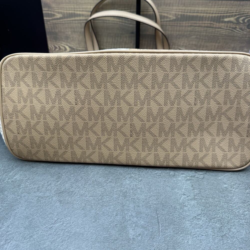 Michael Kors Carter Signature Large Open Tote Bag Purse Vanilla and Tan Multi - Picture 5 of 12